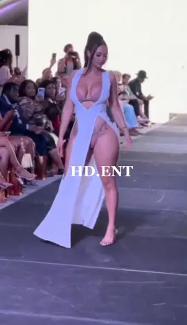 SHE'S SO AMAZING MIAMI #miamimodel #viral #fyp #sexygürrllss #squeezy #miamiheat