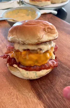 🔥Em 10 minutos!!! Mais rápido que DELIVERY  Hambúrguer Perfeito🤤 Para o Tempero da Carne: • 400 gramas de carne moída (usei acém) • 1 colher de (sopa) de sal • 1 colher de (sopa) de alho em pó • 1 colher de (chá) de páprica picante • 1 gema  Quando fritar, três minutos de cada lado com uma pitada se sal e pimenta do reino. E antes de terminar o processo, queijo cheddar e deixa derreter! Para a Cebola Caramelizada:  • 1 cebola • 1 colher de (sopa) de manteiga Fogo baixo e paciência! A minha ficou mais ou menos seis minutos ate caramelizar! Para o Molho: • 2 colheres de (sopa) de maionese  • 1 colher de (sopa) de molho de pimenta • Cheiro verde a gosto Para a montagem:  • Pão • Molho • Bacon • Hambúrguer  • Cebola caramelizada • Molho  • Pão  💚Gostou? Marca aqui em baixo quem tá te devendo esse hambúrguer 😂