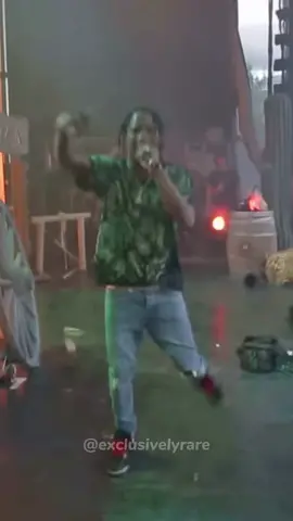 Travis Scott tells camera man to jump in crowd🤣#travisscott #fyp #concert #xyzbca #viral #rap