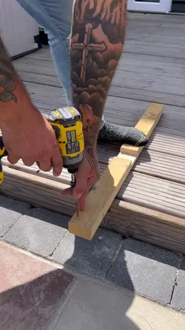 HOW TO STOP SCREWS SPLITTING  YOUR WOOD #fyp #homeimprovement #pro #DIY #tipsandtricks #foryoupage #likeapro #trending