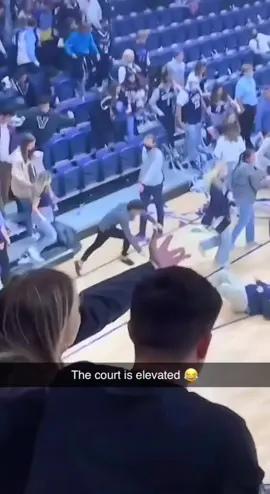 The elevated court was getting all of the fans 😂 (via djcomerford1/IG)