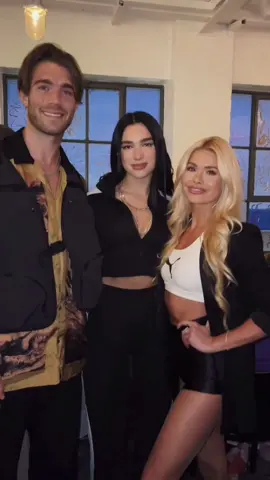 Cannot really say that this thing with the KISS worked… Germans are more of the shy kind 🫣🤭😂 #dualipa #pumaxdua #fyp #foryoupage #pamelareif