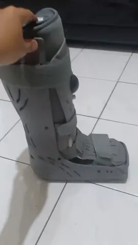 Adjustable Inflatable Ankle Walker Boot Ankle Dukungan sepatu utuk Ankle frakture Fibula Fracture Ankle Ligament Damage.Ukuan M : tinggi 44 cm panjang kaki 28 cm.Ukuran S : tinggi 39 cm panjang kaki 26 cm.Stok hanya ada ukuran SRincian Produk: Penggunaan fiksasi patah kaki dan pergelangan kaki,tibia rendah dan fraktur fibula, kerusakan ligament pergelangan kaki, trauma radang tendon archiles, patah tulang stabil dan rehabilitasi pasca oprasi dll.#AFO #cideraankle #anklebrace #supportankle