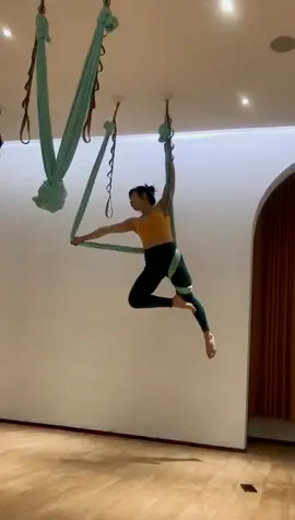 Aerial yoga chinese lute pose 2 next to the last video#aerialyoga#aerialist #hammocklife #inspirationalvideo #hammocks #aerialyogagirl #aerialvideos #aerialistsoftiktok #aerialhammock #flexibility #yogapose @doujiaxzs