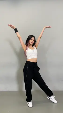 #SneakersChallenge with #YEJI #예지 👑#ITZY #있지 #ITZY_CHECKMATE #ITZY_SNEAKERS #SongOfTheSummer