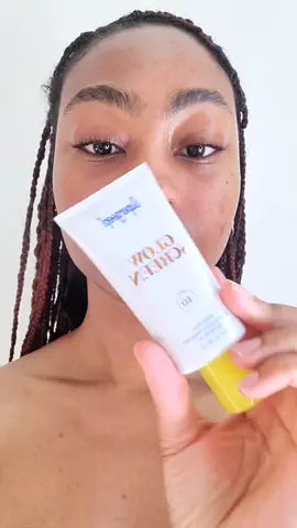 #supergoopgiftedme their Glowscreen Sunscreen SPF 40 in the NEW shade Golden Hour! ☀️ I love using the original glowscreen Sunrise as a glowy makeup primer, but on its own it looks too shiny on my skin. Golden Hour has more of a bronze tone that looks very natural & radiant on my complexion! #supergoop #glowyskin #spf #sunscreen #glowscreen @supergoop