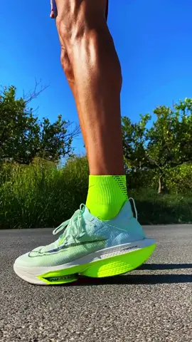 🪡 Weapons  Nike AlphaFly Next% 2.- Nuevo diseño, sobre el original.- Nuevo drop de 8mm- Espuma ZoomX bajo los pods de aire.- Unos gramos más de peso.- Upper más cómodo, blando y con zonas mullidas.- Rodar ligeramente más firme, pero al estilo AlphaFly. #nikealphafly #alphafly2 #nikealphaflynext2 #zoomx #running #Runningshoes #runner #runnersofinstagram #instarunners #instarunner #instarun #marathon #marathontraining #nike #nikerunning #vaporfly #alphafly #kipchoge #eliudkipchoge