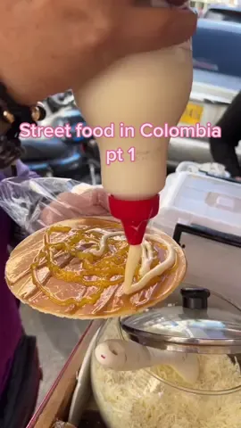 obleas are thin wafer cookies stuffed with arequipe (milk caramel)🇨🇴✨🫶🏻 #colombia #streetfood #desserts #caramel