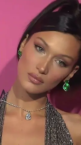 #BellaHadid at the Pink Carpet #VictoriasSecret 2018🤍