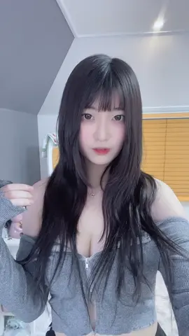 머리 언제 저정도로 길어~~~ 앞머리보니깐 짜르고싶다 참자🥲🥲