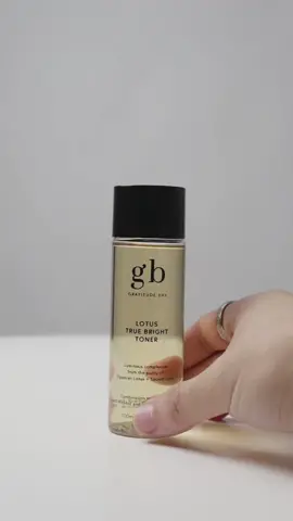 Achieve the perfect shine and look luminous while preventing excess sebum with the synergistic blend of premium lotus flowers. 🌺