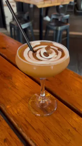 Run to @Parlor Pizza Bar for their frozen espresso martinis!! #chicagodives #fyp #espressomartini #frozen