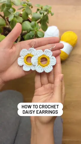 Now that's a statement earring!🌼 with @textilesbyphia #howtocrochet #crochet #crochettok #lovecrafts #diyfashion #paintboxyarns #freecrochetpattern #fyp