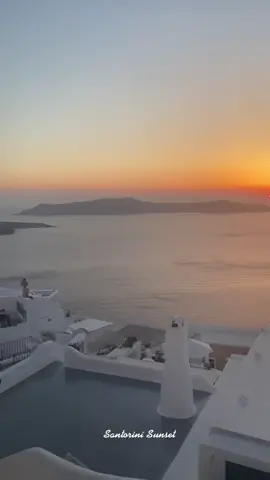 Everyone cameout for the Famous Santorini Sunset 🌅#santorinigreece #santorinisunset