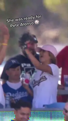 She caught a Pete Alonso homer at the top of Dodger Stadium 🔥 #MLB #hrderby #mets