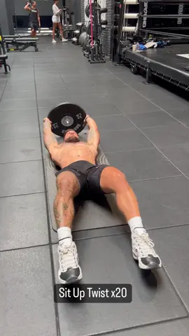 PLATE ABS WORKOUT 💪🏻🔥4 Rounds 20 Reps of each60 seconds of restSit Up Twist x20Suitcases x20Leg Raises x20Toe Touches x20Plate: 25lbs #abs #absworkout #absroutine #core #coreworkout #coreroutine #plate #workout #dogpound