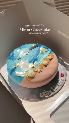sampe terharu cantik & detail banget🤧✨ #cake #birthdaycake #cakedecorating #cakeart #cakevideo #tiktokindofoodie #homecafeindonesia #kueultah #kuliner #kulinertiktok #serunyakuliner #mirrorglazecake #mirrorglaze #cakejakarta #bentocake #hiddengemjkt #fyp