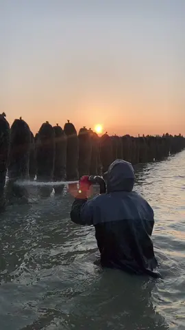 En mode pompiers 👩‍🚒 pour déboucher les mailles du filet! #baiedesomme #mouledebouchot #mussel #moule #plage #mer #beach #sea #sun