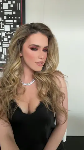 Love this look #transition #makeup #makeupttansformation #transitions #look #glam #beauty #BeautyTok #hair #glamour #outfit