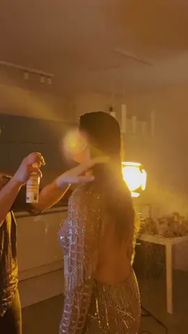 This is how I do photoshoots in a living room ✨ Model: ig: lookatmenow0402 MUA: @kasiatalalaj #photographerslife #model #photographer #backstage #warszawa #homestudio #modelka #warsawgirl #makeupartist #beautyphotographer #fotografwarszawa