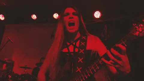 #guitar #girlguitarist #heavymetal #metalmusic #symphonicmetal #norwald