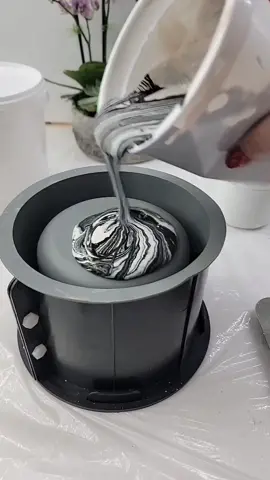 Crazy cool Marbled Plant Pot 🌿🌷🌾You can create this marbleised pattern with epoxy resin or ecoresin but with ecoresin you can pour this large container all in one single pour ( I didn't  mix enough the first time so I poured a second layer to add a nice trim).If you tried to pour this much in one go with epoxy resin, you would likely get a flash cure 😬 which could even melt your mold.The nice thing is to have options; try out new mediums. #ecoresin #marbledesign#jesmonite