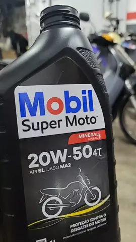 Qual é a função do óleo na moto?O óleo é um líquido de consistência viscosa que evita o atrito entre peças do motor e diminui o desgaste dos componentes mecânicos da moto. Sendo assim, é um produto que também auxilia na refrigeração do motor, impedindo que superaquecimentos ocorram.#mecanico #moto #biz #biz100  #oleo #mobil #20w50 #avieiramotos