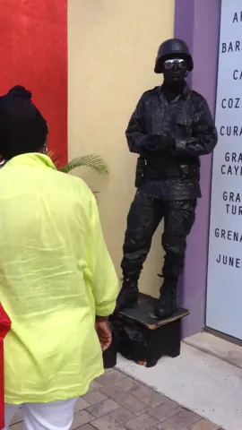 She mever saw him coming! 😂😂 #statuea #statue #statuescare #SplashSummerVibe #fyp #comedy #funny #funnyclips #bellylaughs