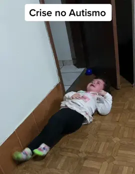 Lorena em um momento de crise, é difícil nao conseguir entender os motivos ou o que causam os gatilhos para a Crise, tem que ter muita paciência e amor. #autismoinfantil #aspectroautista #autism #babyautism