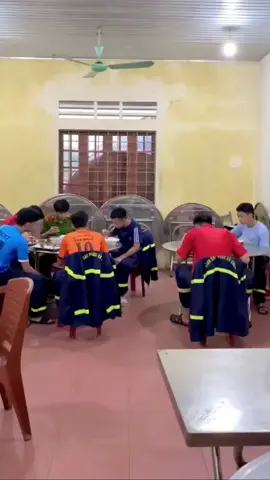 vừa cầm đũa lên thì báo cháy 😔ai trong ngành chắc sẽ hiểu 🥺#CAND #PCCC #PC07 #114 #xuhuongtiktok #trending