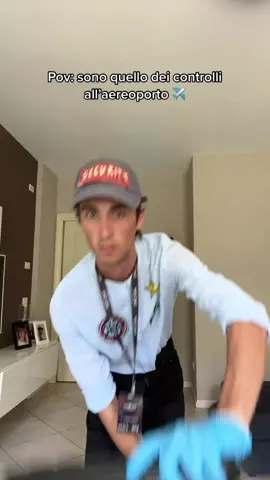 HA DIVISO I LIQUIDI?✨ #aereoporto #mamma #vacanza #valige #viaggio #controllo #sicurezza #polizia #aereo #amici #ragazzi #perte #neiperte #viral