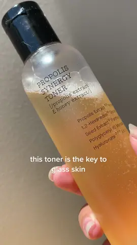 🍯🔑 the Cosrx Propolis Synergy Toner is full of honey extract, propolis extract, and royal jelly to deeply plump and hydrate your skin for that glowy glass skin look! ✨ honey is also anti-inflammatory and anti-bacterial, so this toner also helps with redness and acne! 🫶🏼#cosrx #honeyskincare #propolis #royaljelly #glassskin #mochiskin #glazeddonut #dewyskin #hydratingskincare