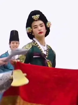 She’s so ethereal #hwanghyunjin #hwang #hyunjin #gown #스트레이키즈 #straykids #skz #lovestay #kpop #edit #fyp #joke