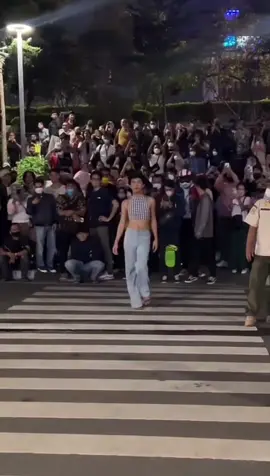 Catwalk Citayam Fashion Week #scbdsudirman #citayamfashionweek #citayamstreet #citayam #CaffinoBaristan #scbdlyfe #jeje #bonge #SerunyaLiburan #AQUAAIRPower #SuperModel #azarinesunscreen #soundon #dukuhatas #AQUADULU #fashion #FilmTeyvatIslands #viral #trend #catwalk