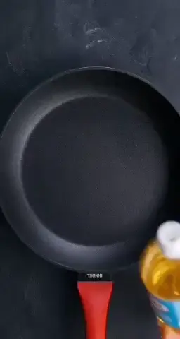 The best way to pour oil in a frying pan. #oil #oilytok #oils #fry #frying #fryingpan #fryingfood #fryingeverything #fryingpan #fryingpantiktok #fryingpanfam #fryingpanchallenge