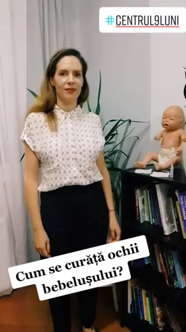 Cum se șterg ochii bebelușului nou născut? Livia Pomană, educator prenatal Lamaze la Centrul 9 luni îți arată. În câțiva pași simpli vei reuși, folosește două comprese sterile și ser fiziologic. #5pasidebine #misiuneatiktok #lamaze #bebe #foryou #foryoupage #forypuofficiall #sarcina #nastere #cursurigravide #centrul9luni #puericultura #atestatpuericultura