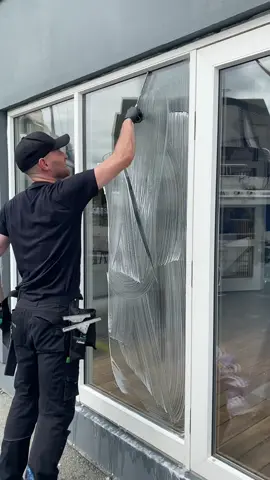 Weekend vibes ☘️ #satisfying #oddlysatisfying #asmr #cleaning #rengøring #vinduespudsning #clean #satisfyingvideos #blankopolering #Summer #work #today #todaysoffice #windowcleaning #workinprogress #hardwork #cleaningmotivation #roses #WeekendVibes
