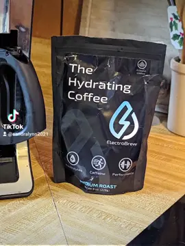 Now I know I have several followers who LOVE their coffee. But what about coffee that not only gives you that kick start for the day but will also help keep you hydrated? With this being the hottest time of the year around here I jumped at the chance to try this! And I was NOT disappointed!  We drank it hot and cold and we really could tell it was making a difference with how we felt…you gotta try this! Electrobrew is the first patent pending hydrating electrolyte infused coffee. It is pre-ground and comes in a medium & dark roast. It's made with the highest quality, single origin coffee's- so there's no sacrificing in flavor. Each cup is rich and smooth, containing Og's of Sugar, 30mg's of Calcium, 130mg's of Potassium, 25mg's of Vitamin B1, and 30mg's of Magnesium.🔺Hydrating Electrolytes🔺Caffeine🔺Performance🔺Morning kickstart🔺Pre-workout🔺Hangover ReliefNow doesn't that sound like a coffee worth trying? @electrobrew #coffee #hydrating #morningroutine #motivating
