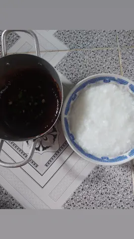 Bữa ăn chiều 500d của em. Cháo trắng và nước tương kho quẹt. Ăn bao no luôn ạ