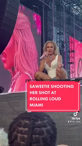 @SAWEETIE 🖤 shoots her shot out you while you’re at her show…what’s your next move?😩 #saweetie #rollingloud