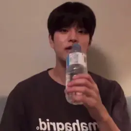 he just drink water but why he looks so hot🥵🥵😍#fyp #straykids #seungmin #seungminvlive #seungminhot