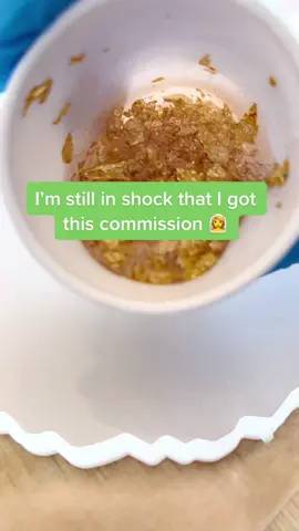 How would you combine geeen, white and gold? #resinartist #resinpouringvideo #resinartisttiktok #greenweddingdecor #weddingdecor #pouringresinart #resinprocesspour #resinprocessvideo