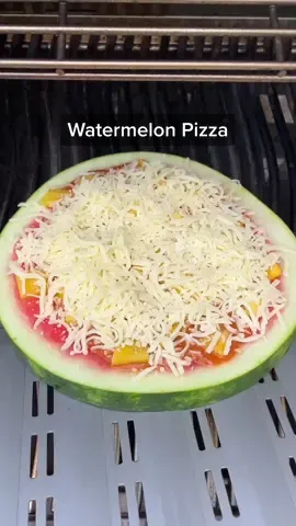 I’ve made watermelon pizza before, but never like this! 🍉🍉 This might be TikTok’s latest and weird food trend IB @Elburritomonster Would you try it?