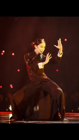 The fusion of #ChineseKungFu and #ClassicalChineseDance is so surprising! #中国功夫 &#中国古典舞 看 #华宵一 刚中带柔演绎 #一代宗师 #中国舞台 #chinastage #เวทีจีน #music #舞蹈风暴 #เต้น #ChineseDance #fyp
