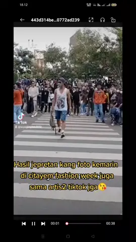 Hasil jepretan kang foto bersama artis tiktok juga😘 #citayemfashionweek #artistatiktok #faashiontiktok #scbdfashionweek #viraltiktok #fyp 