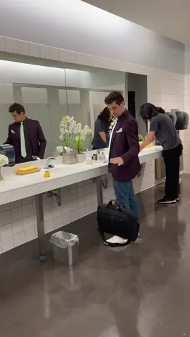 Wizard using public bathroom 😳  #satisfying  #magic #meeting