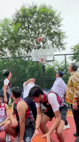 Paling gak bisa liat ring basket. Kalau sedang tugas luar kantor pasti nyempetin main. Ada yang bisa free throw gitu gak? 🤭#erickthohir #fyp #fypシ #trend #basketball #foryou #foryoupage #foryourpage