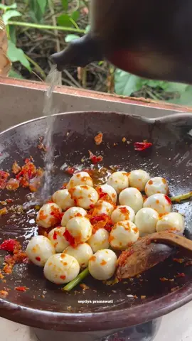 Memasak telur puyuh dengan bumbu balado, pedas gurih untuk makan siang #septiyapramawati #tiapharimasak #balado #telurpuyuh #idemenumasakan #serunyakuliner