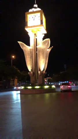 Không biết là từ bao giờ Phượnn lại có sở thích lượn phố ban đêm như này. Không ồn ào, không đông người chen lấn.. Cảm giác bình yên đến lạ và nhìn Thành Phố mình đang sống cũng đẹp lắm chứ #thanhphovedem #xuhuong #cẩm_phả #quảngninh14