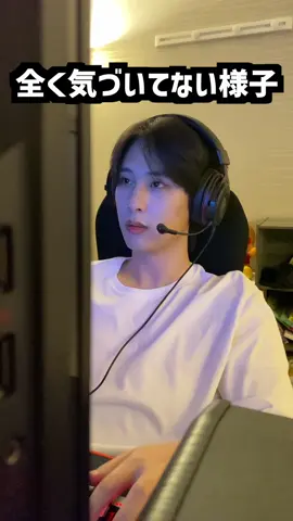 ゲームに必死の韓国人夫にイタズラする娘